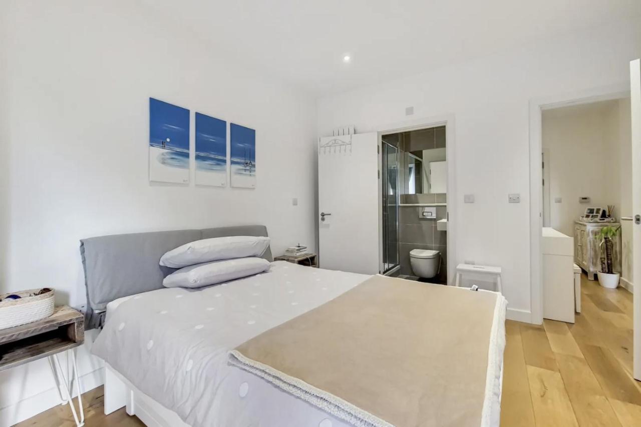 Luxury 2 Bed 2 Bath With Balcony New Build *south London* * Londra