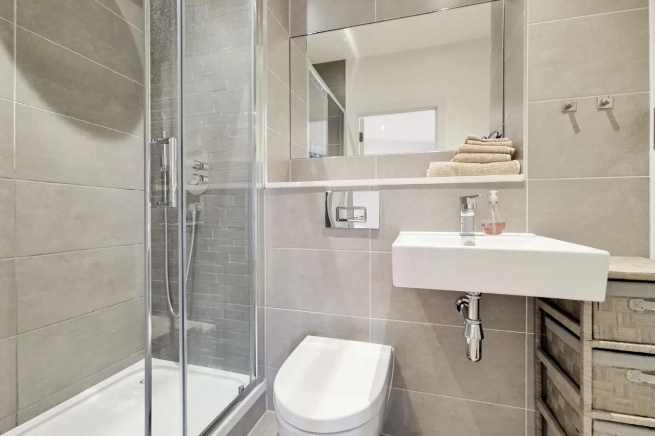 Luxury 2 Bed 2 Bath With Balcony New Build *south London* * Londra